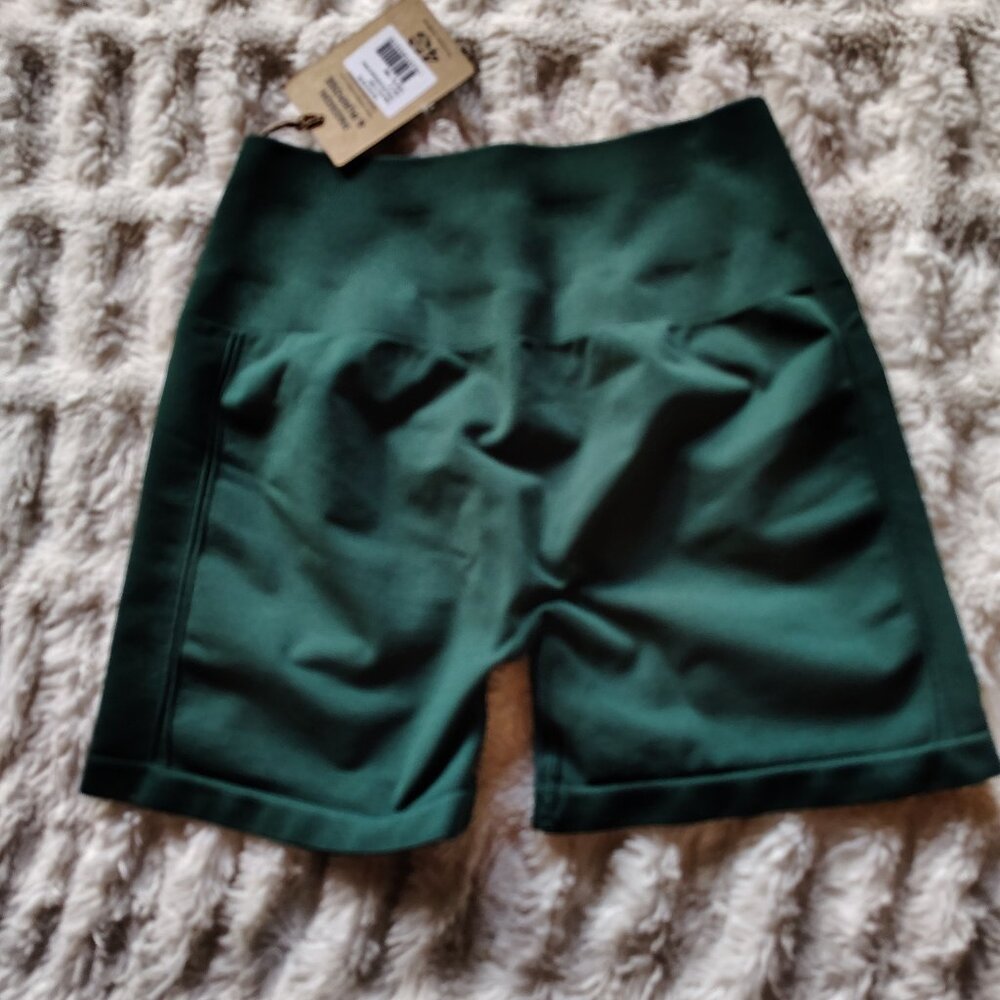Better Bodies Small Scrunch Shorts in Emerald Green